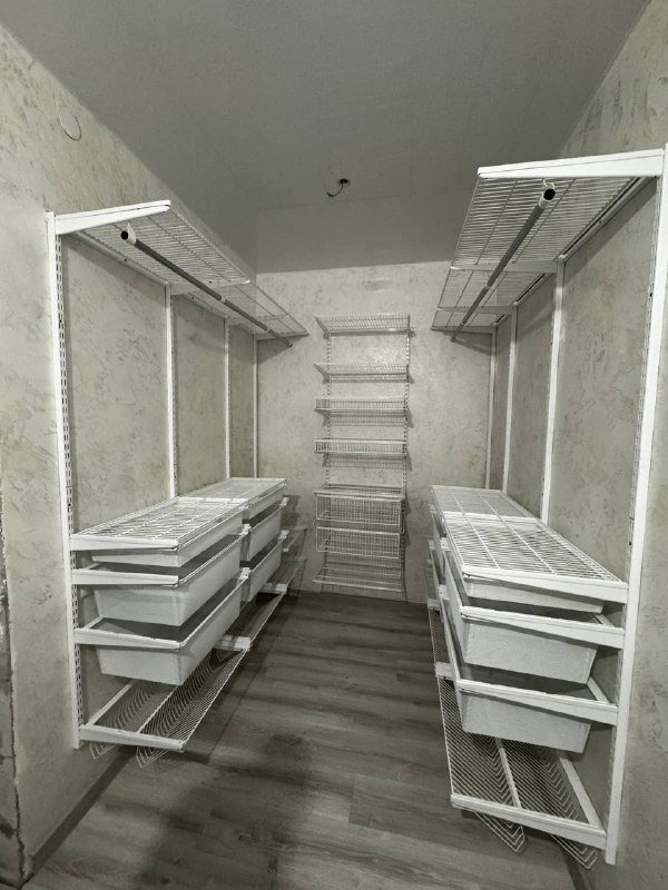 Белая П-образная гардеробная с выдвижными корзинами, ~1,8×2,4 м, фото 1
