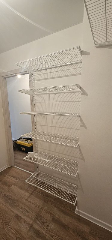 Белая П-образная гардеробная с выдвижными корзинами, ~2,1×2,5 м, фото 1