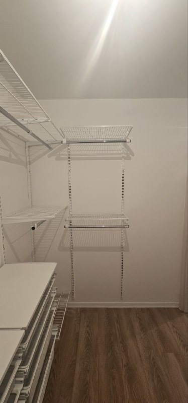 Белая П-образная гардеробная с выдвижными корзинами, ~2,1×2,5 м, фото 2