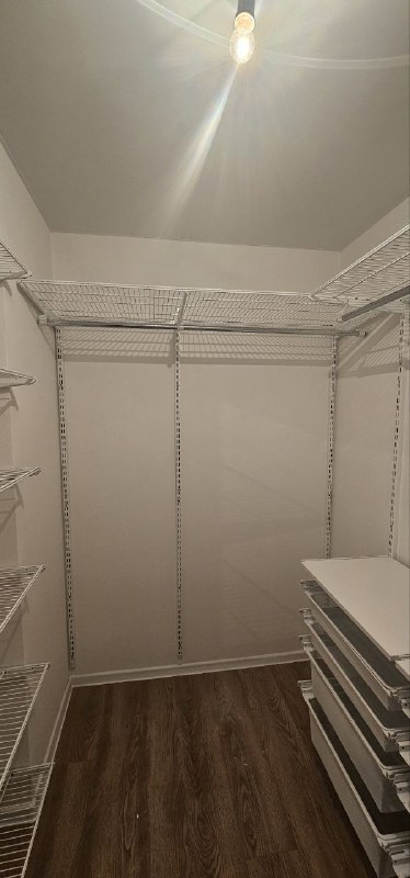 Белая П-образная гардеробная с выдвижными корзинами, ~2,1×2,5 м, фото 3