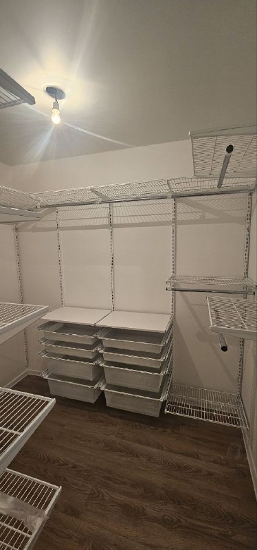 Белая П-образная гардеробная с выдвижными корзинами, ~2,1×2,5 м, фото 4