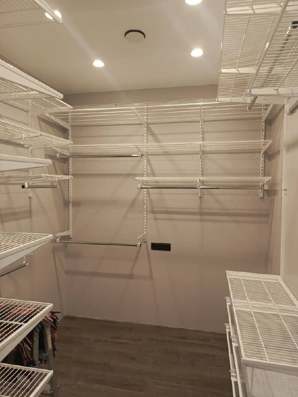 Белая П-образная гардеробная с выдвижными корзинами, ~2,7×2,1 м, фото 3