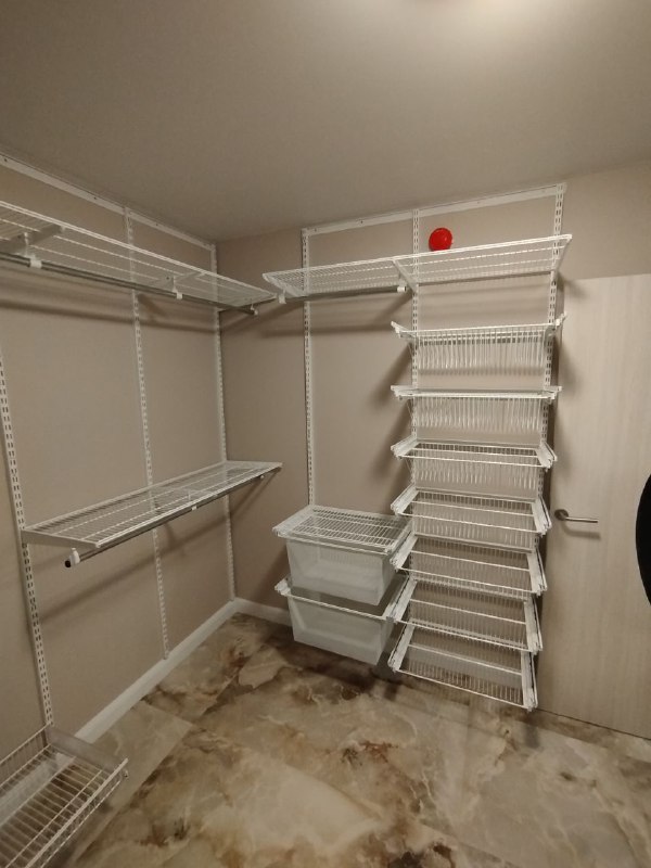 Белая П-образная гардеробная с выдвижными корзинами, ~2,7×2,2 м, фото 3