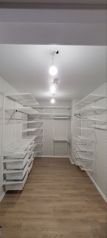 Белая П-образная гардеробная с выдвижными корзинами, ~2,3×3,1 м, фото 1