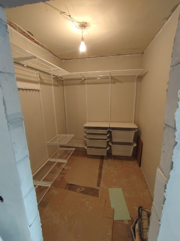 Белая П-образная гардеробная с выдвижными корзинами, ~1,8×2,1 м, фото 1