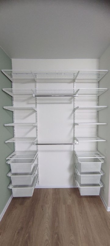 Белая П-образная гардеробная с выдвижными корзинами, ~1,8×2 м, фото 1