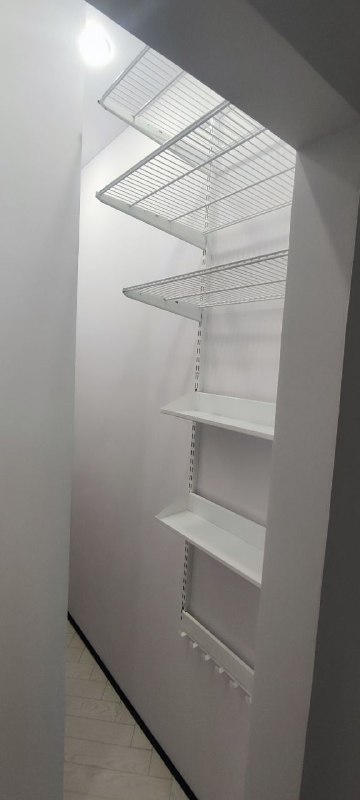 Белая П-образная гардеробная с выдвижными корзинами, ~1×1,9 м, фото 3