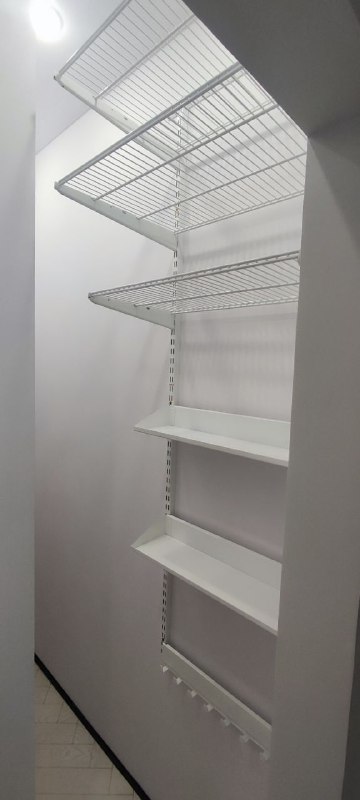 Белая П-образная гардеробная с выдвижными корзинами, ~1×1,9 м, фото 4
