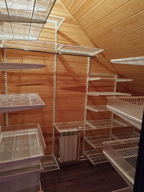 Белая П-образная гардеробная с выдвижными корзинами, ~2,7×2 м, фото 1