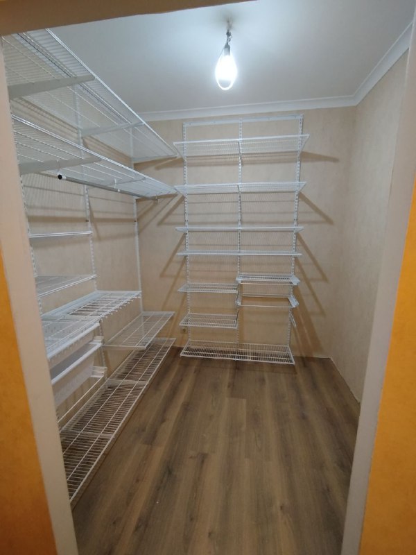 Белая П-образная гардеробная с выдвижными корзинами, ~2,8×2 м, фото 1