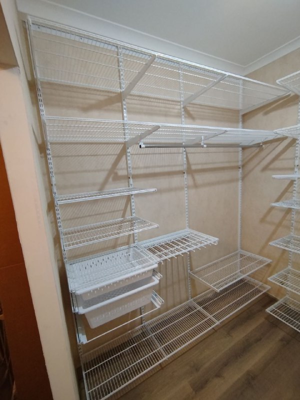 Белая П-образная гардеробная с выдвижными корзинами, ~2,8×2 м, фото 2