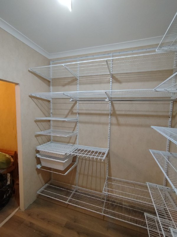 Белая П-образная гардеробная с выдвижными корзинами, ~2,8×2 м, фото 3