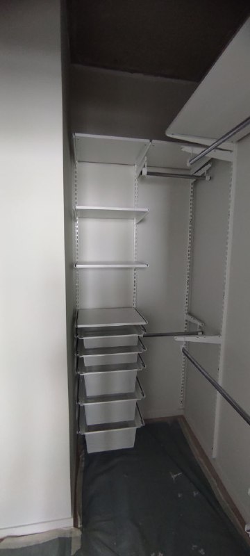 Белая П-образная гардеробная с выдвижными корзинами, ~1,5×1,6 м, фото 1