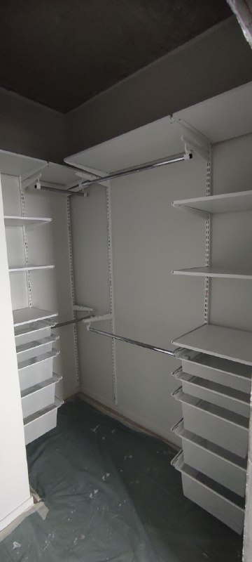 Белая П-образная гардеробная с выдвижными корзинами, ~1,5×1,6 м, фото 2