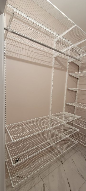 Белая П-образная гардеробная с выдвижными корзинами, ~2,1×2,3 м, фото 1