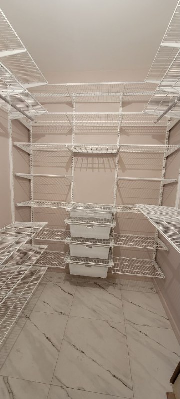 Белая П-образная гардеробная с выдвижными корзинами, ~2,1×2,3 м, фото 3