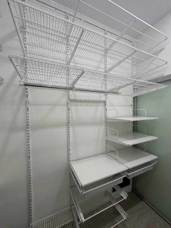Белая П-образная гардеробная с выдвижными корзинами, ~1,8×2,4 м, фото 2