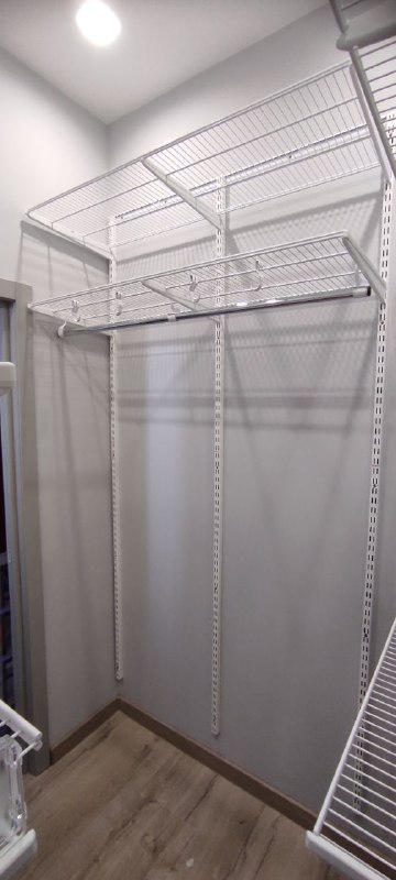 Белая П-образная гардеробная с выдвижными корзинами, ~1,5×2,1 м, фото 1