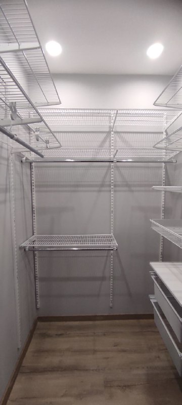 Белая П-образная гардеробная с выдвижными корзинами, ~1,5×2,1 м, фото 2