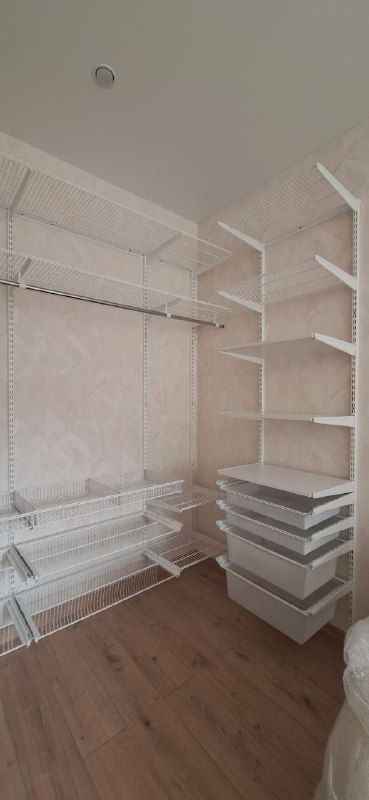 Белая П-образная гардеробная с выдвижными корзинами, ~1,8×1,7 м, фото 3