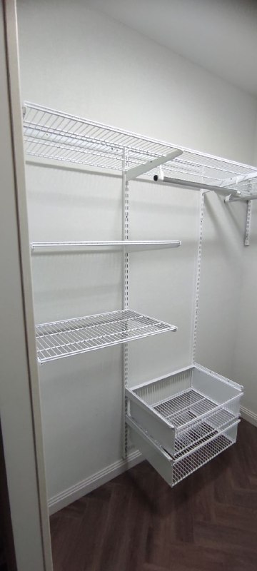 Белая П-образная гардеробная с выдвижными корзинами, ~1,8×1,5 м, фото 1