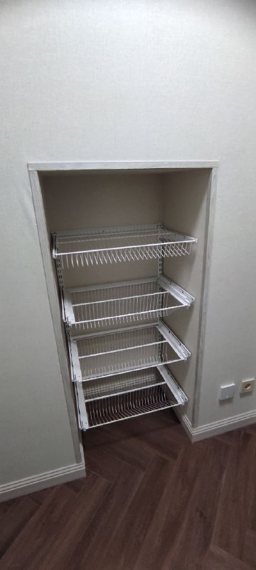 Белая П-образная гардеробная с выдвижными корзинами, ~1,8×1,5 м, фото 3