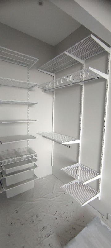 Белая П-образная гардеробная с выдвижными корзинами, ~1,3×1,8 м, фото 2