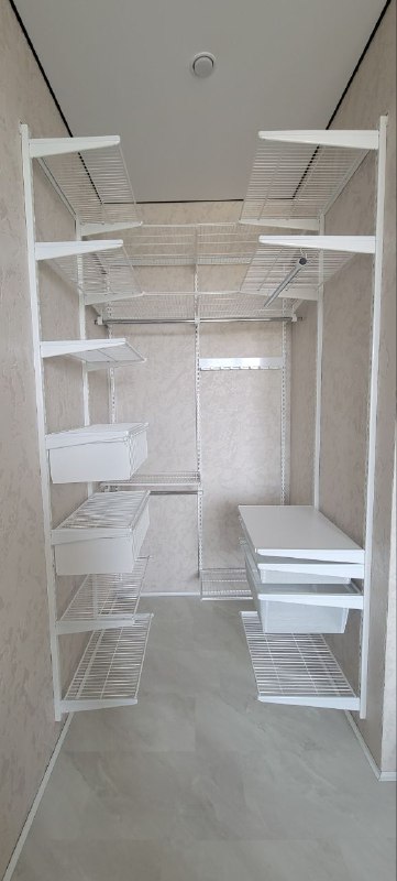 Белая П-образная гардеробная с выдвижными корзинами, ~1,5×2 м, фото 1