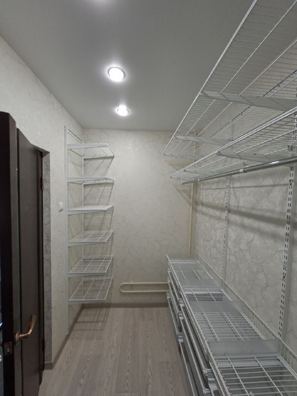 Белая П-образная гардеробная с выдвижными корзинами, ~1,8×3 м, фото 1