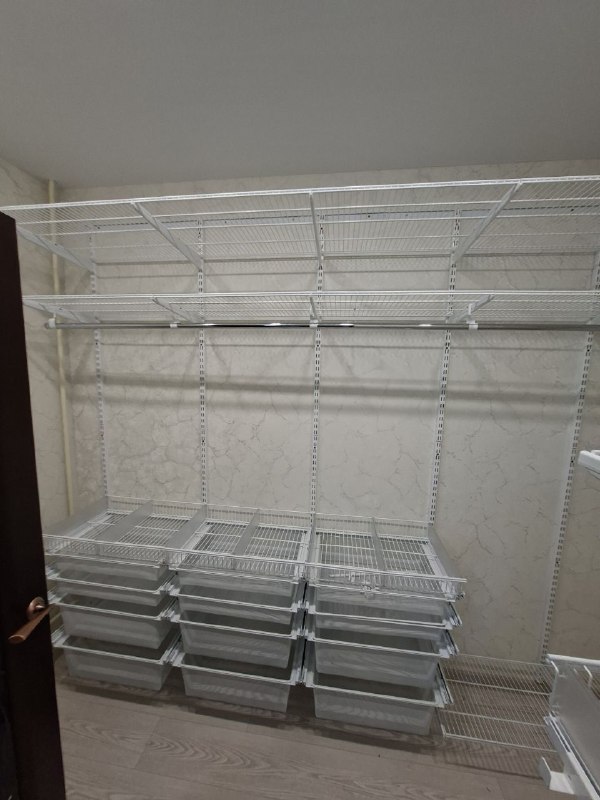Белая П-образная гардеробная с выдвижными корзинами, ~1,8×3 м, фото 2