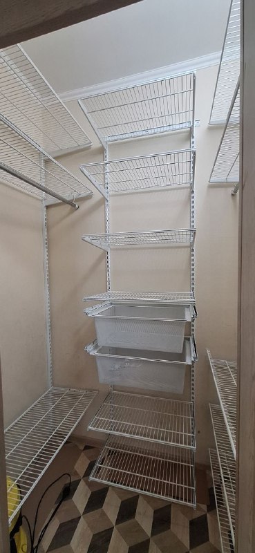 Белая П-образная гардеробная с выдвижными корзинами, ~0,9×1,5 м, фото 1