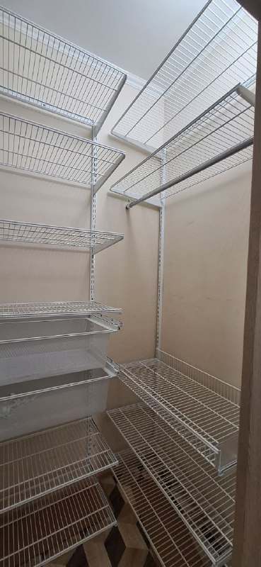 Белая П-образная гардеробная с выдвижными корзинами, ~0,9×1,5 м, фото 2