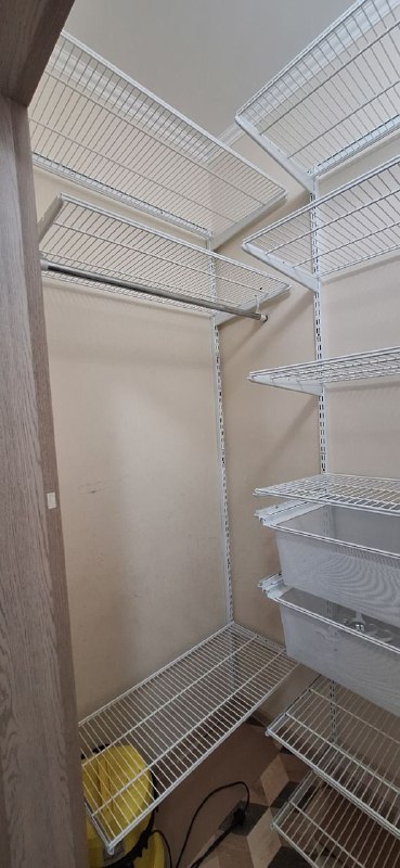 Белая П-образная гардеробная с выдвижными корзинами, ~0,9×1,5 м, фото 3