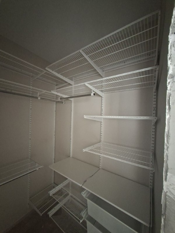 Белая П-образная гардеробная с выдвижными корзинами, ~1,5×2,1 м, фото 3