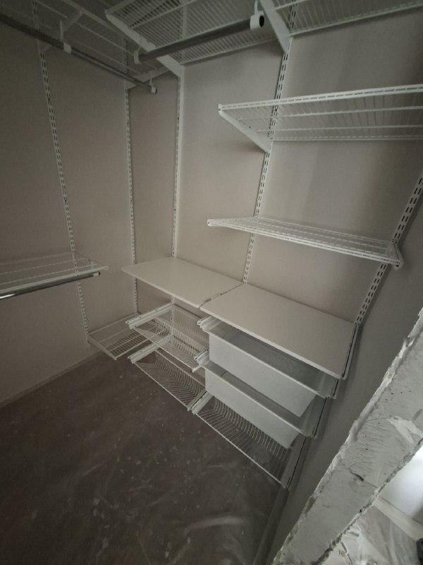 Белая П-образная гардеробная с выдвижными корзинами, ~1,5×2,1 м, фото 4