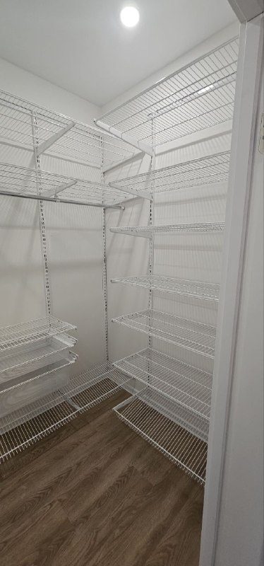 Белая П-образная гардеробная с выдвижными корзинами, ~1,8×1,8 м, фото 3