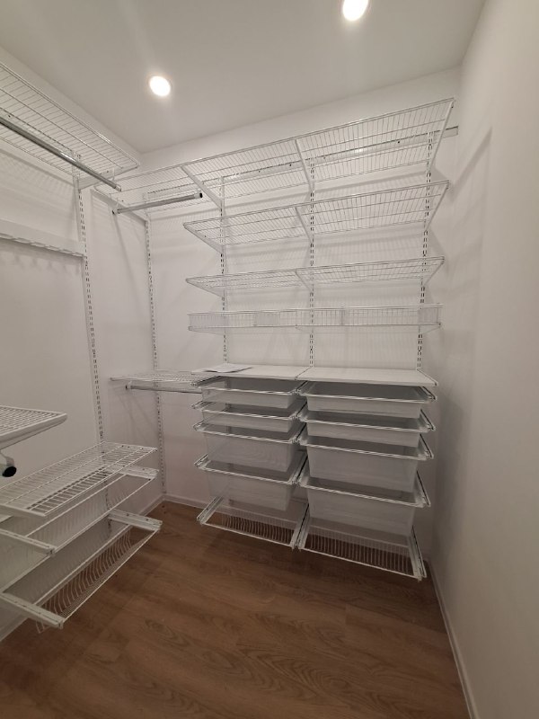 Белая П-образная гардеробная с выдвижными корзинами, ~1,7×2,2 м, фото 3