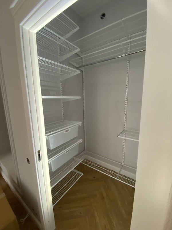 Белая П-образная гардеробная с выдвижными корзинами, ~1,5×1,4 м, фото 2
