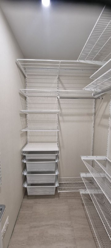 Белая П-образная гардеробная с выдвижными корзинами, ~1,8×2,4 м, фото 1