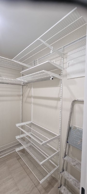 Белая П-образная гардеробная с выдвижными корзинами, ~1,8×2,4 м, фото 2