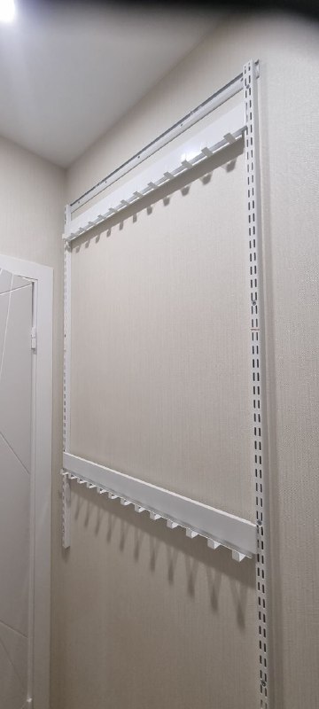 Белая П-образная гардеробная с выдвижными корзинами, ~1,8×2,4 м, фото 3