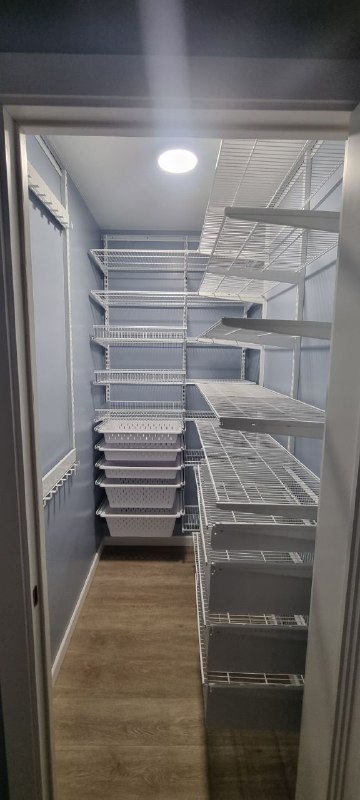 Белая П-образная гардеробная с выдвижными корзинами, ~1,4×2,2 м, фото 1