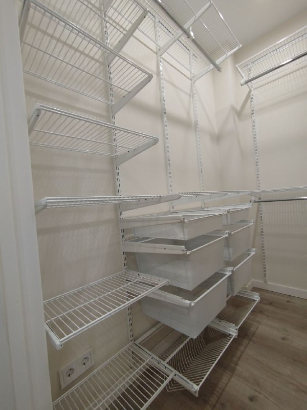 Белая П-образная гардеробная с выдвижными корзинами, ~1,2×2,1 м, фото 3