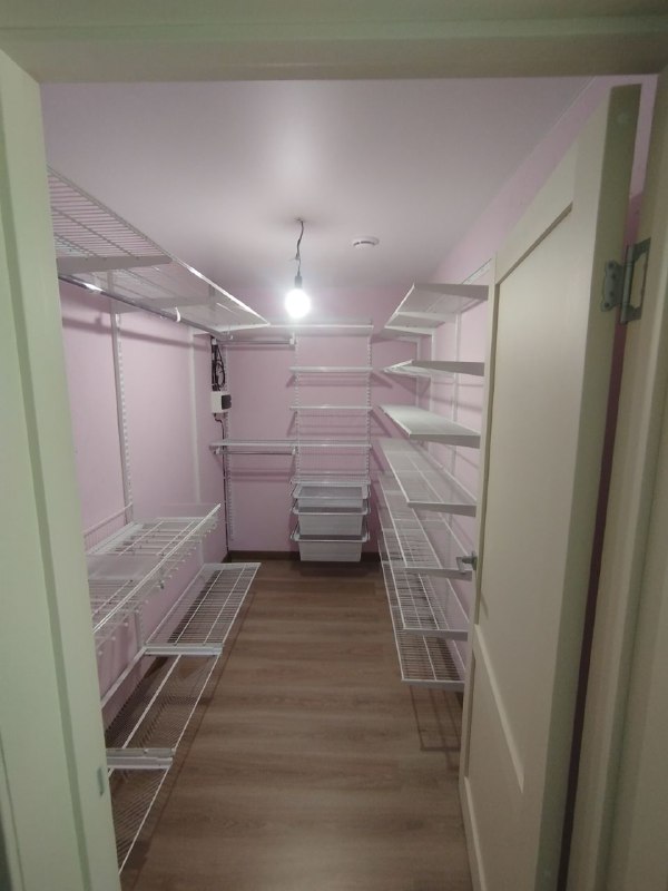 Белая П-образная гардеробная с выдвижными корзинами, ~2,7×2,2 м, фото 1