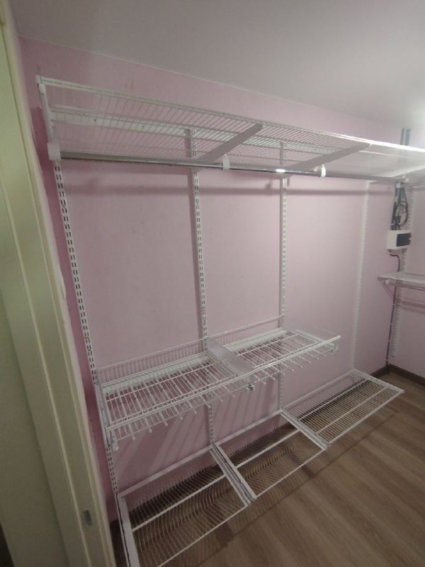 Белая П-образная гардеробная с выдвижными корзинами, ~2,7×2,2 м, фото 3