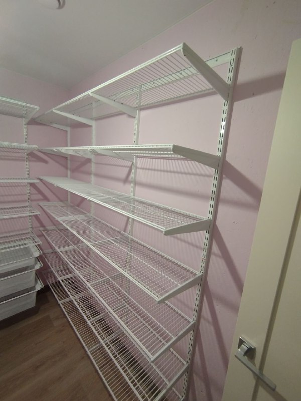 Белая П-образная гардеробная с выдвижными корзинами, ~2,7×2,2 м, фото 4
