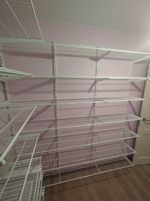 Белая П-образная гардеробная с выдвижными корзинами, ~2,7×2,2 м, фото 5