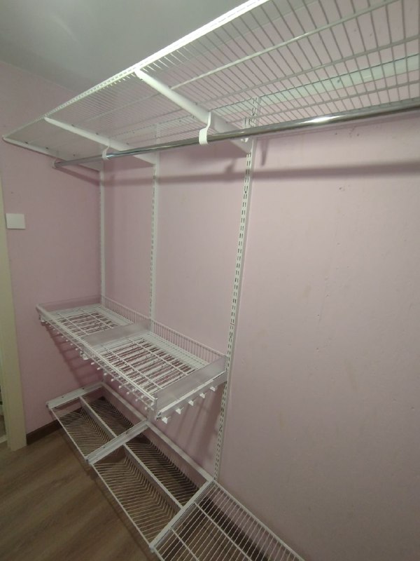 Белая П-образная гардеробная с выдвижными корзинами, ~2,7×2,2 м, фото 6