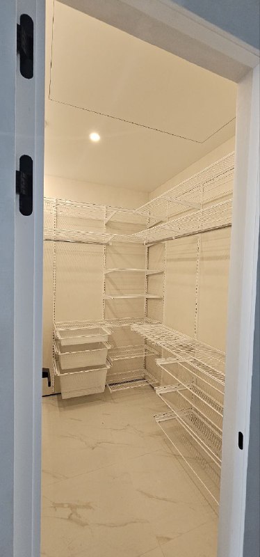 Белая П-образная гардеробная с выдвижными корзинами, ~2,1×1,8 м, фото 1