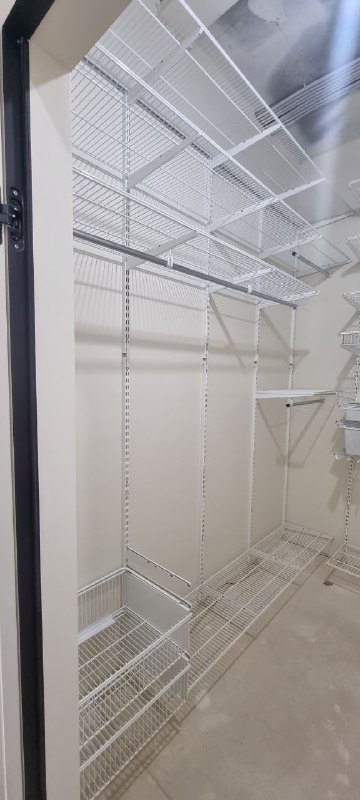 Белая П-образная гардеробная с выдвижными корзинами, ~2,1×2,4 м, фото 1
